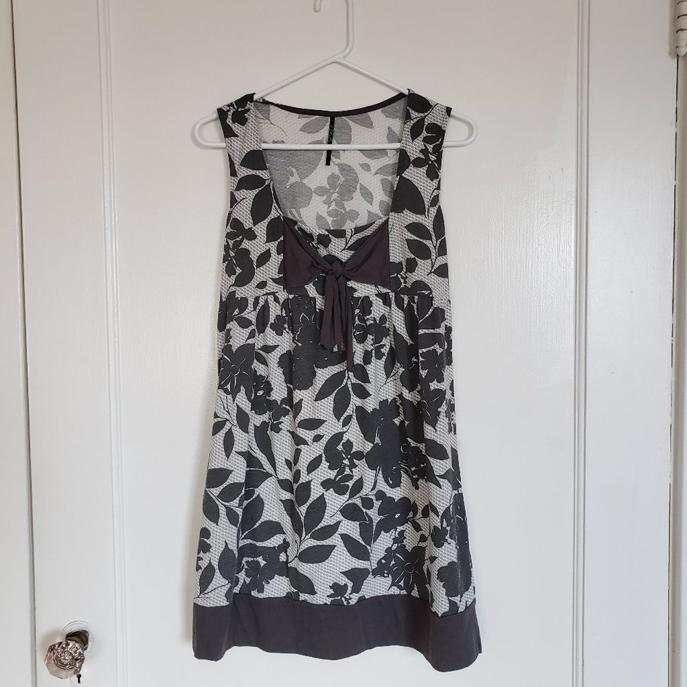 Chloe K Gray White Floral Babydoll Dress M Sleeveless Empire Waist Bow Mini